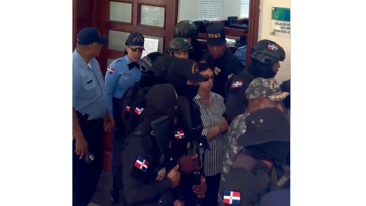 Hearing against Maribel and Antonio Espaillat adjourned for one hour; defendants moved to waiting room | De Último Minuto English