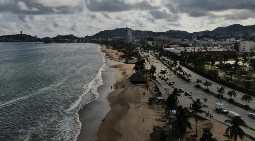 Hurricane Erick becomes Category 4 in southwestern Mexico with "extremely dangerous" winds | De Último Minuto English