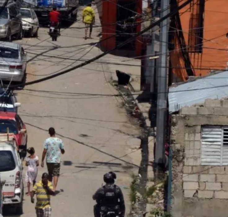Los Mina residents live under a "curfew" due to threats from a supposed drug trafficker known as Jarito | De Último Minuto English