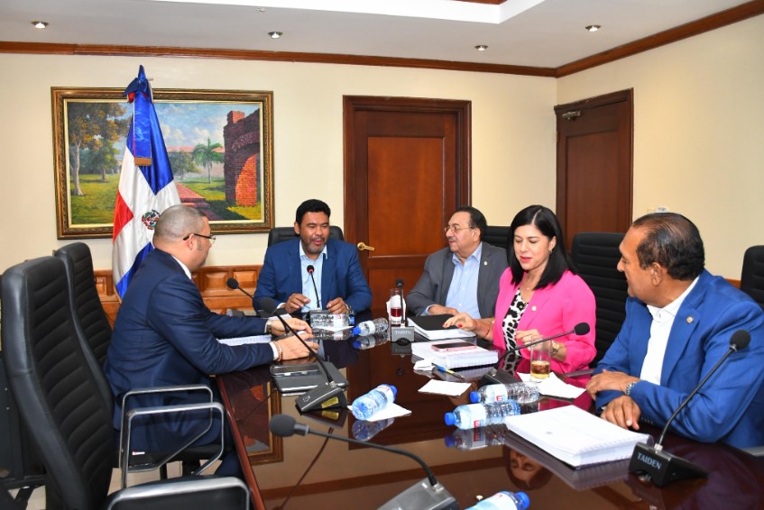 Senate Committee approves 80% of the bill that modifies the Labor Code | De Último Minuto English