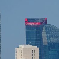A huge advertising sign collapsed on a famous skyscraper in Milan | De Último Minuto English