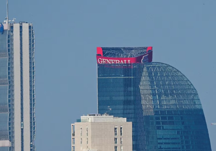 A huge advertising sign collapsed on a famous skyscraper in Milan | De Último Minuto English