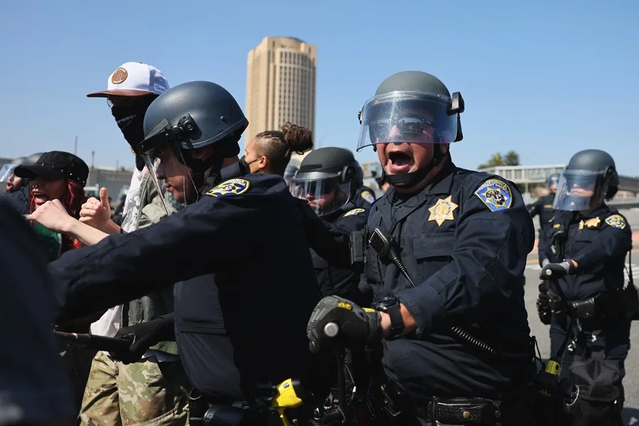 Dozens arrested in protests against raids in several US cities. | De Último Minuto English