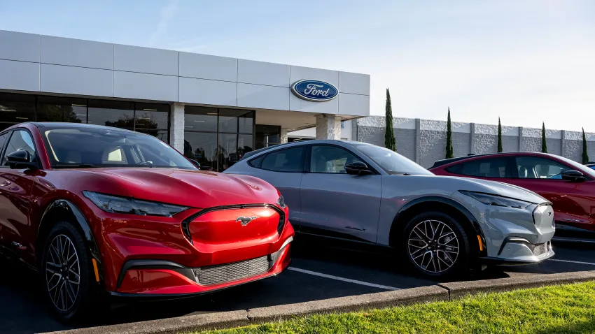 Ford recalls nearly 200,000 Mustang Mach-Es due to door latch issues | De Último Minuto English