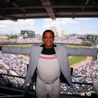 Sammy Sosa receives a standing ovation and cheers from Cubs fans in his return to Wrigley Field for the first time in 21 years | De Último Minuto English