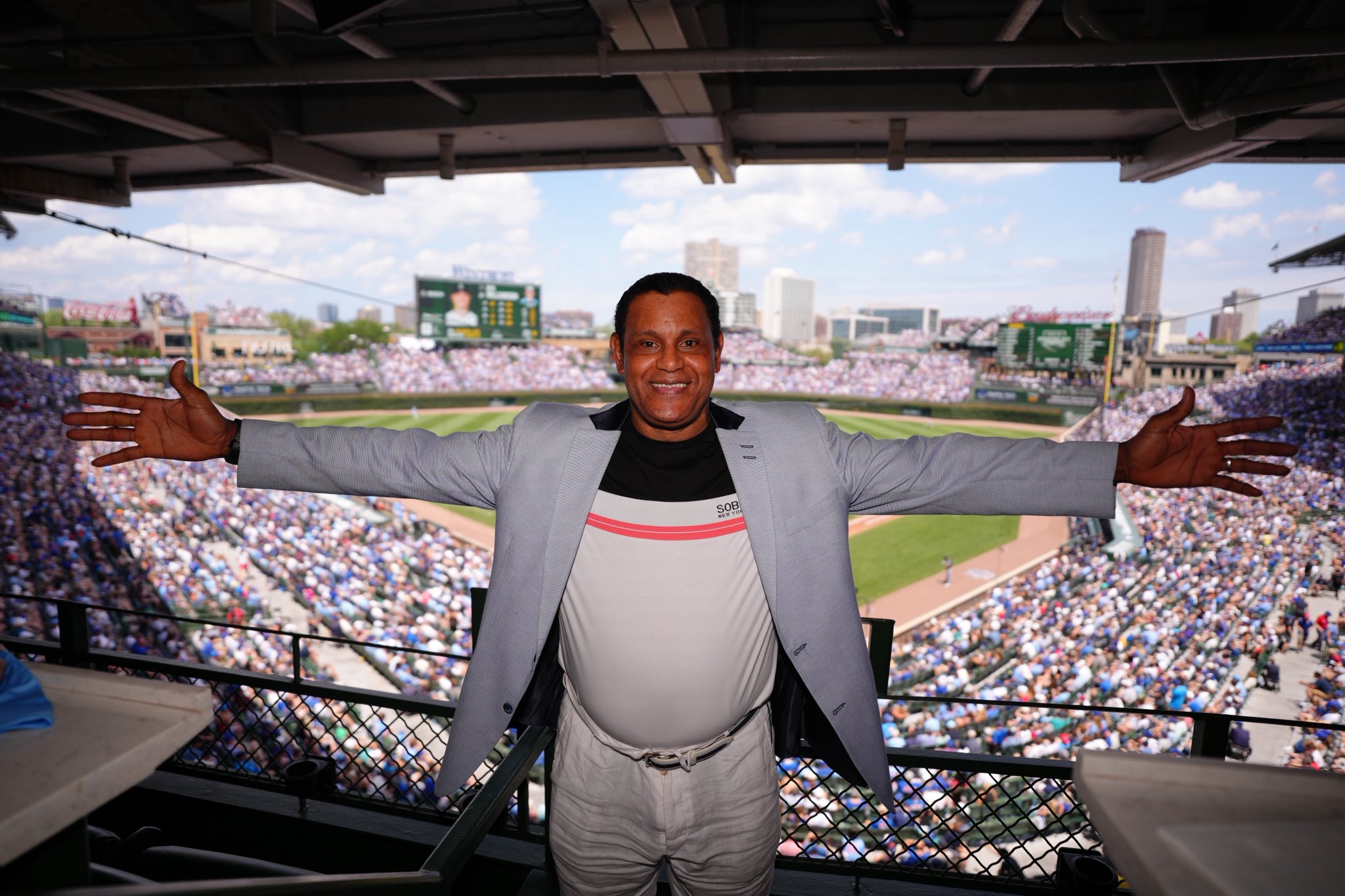 Sammy Sosa receives a standing ovation and cheers from Cubs fans in his return to Wrigley Field for the first time in 21 years | De Último Minuto English