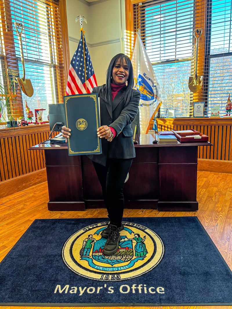 Millizen Uribe Receives Double Recognition in Lawrence | De Último Minuto English