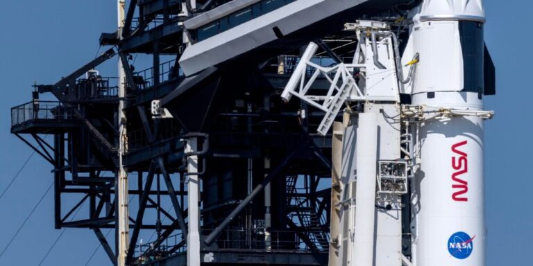 Musk Discontinues Dragon Ship Amidst Trump's Threats to SpaceX | De Último Minuto English