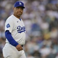 Roberts ejected after tempers flare between Padres and Dodgers | De Último Minuto English