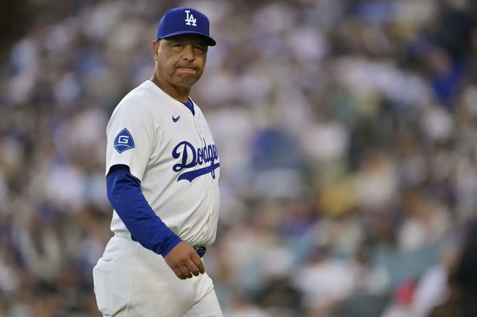 Roberts ejected after tempers flare between Padres and Dodgers | De Último Minuto English