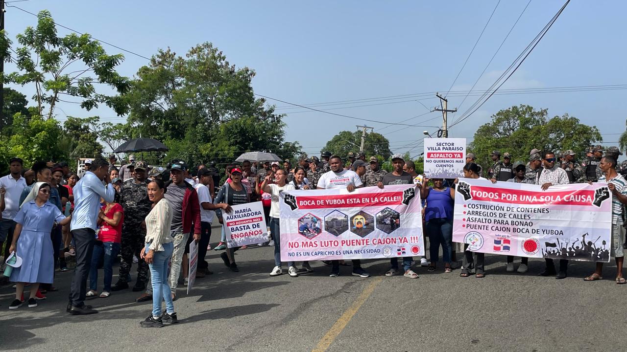 Bonao communities demand urgent solutions at picket line | De Último Minuto English