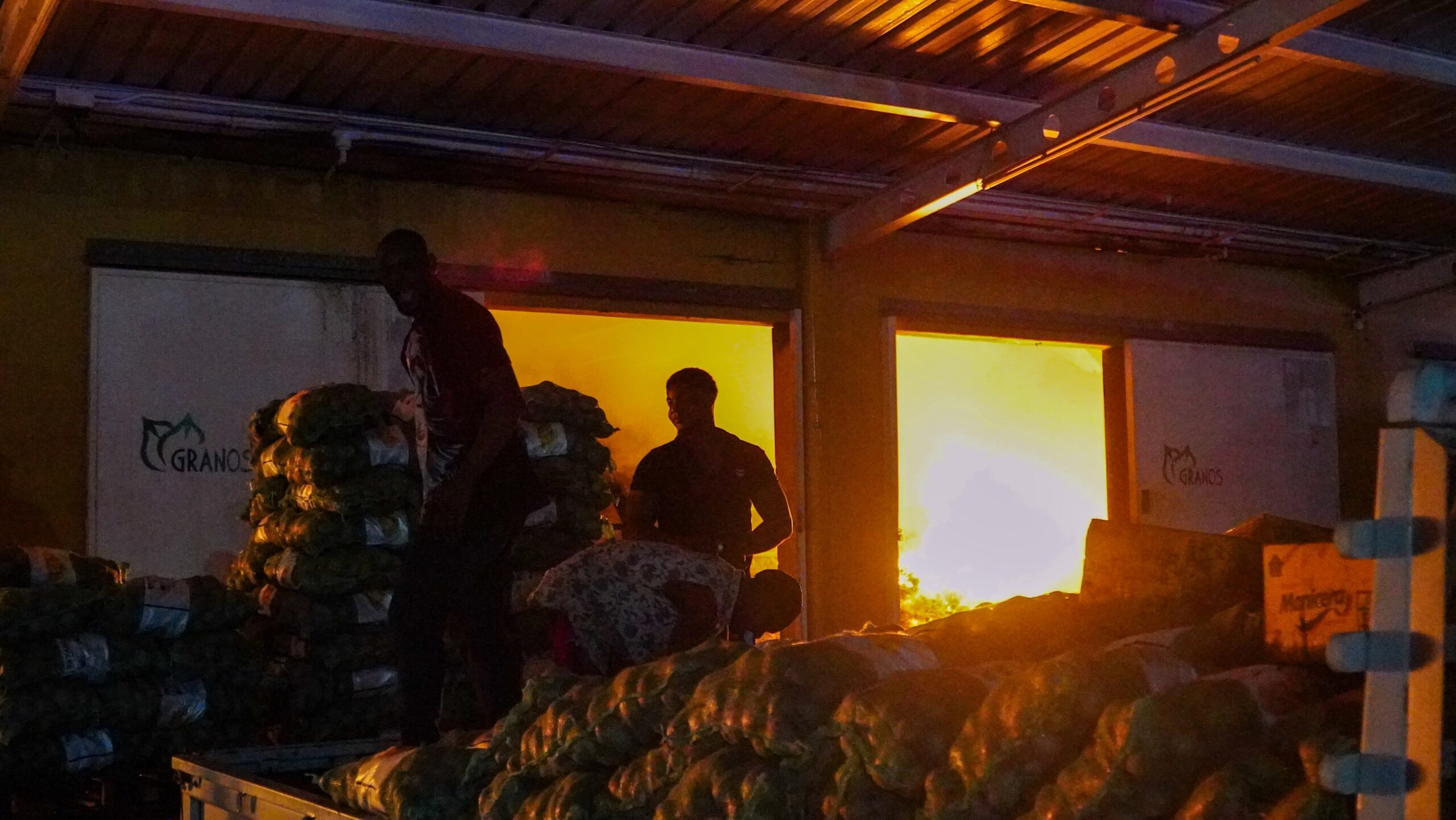 Fire consumes grain and beverage area in Merca Santo Domingo | De Último Minuto English