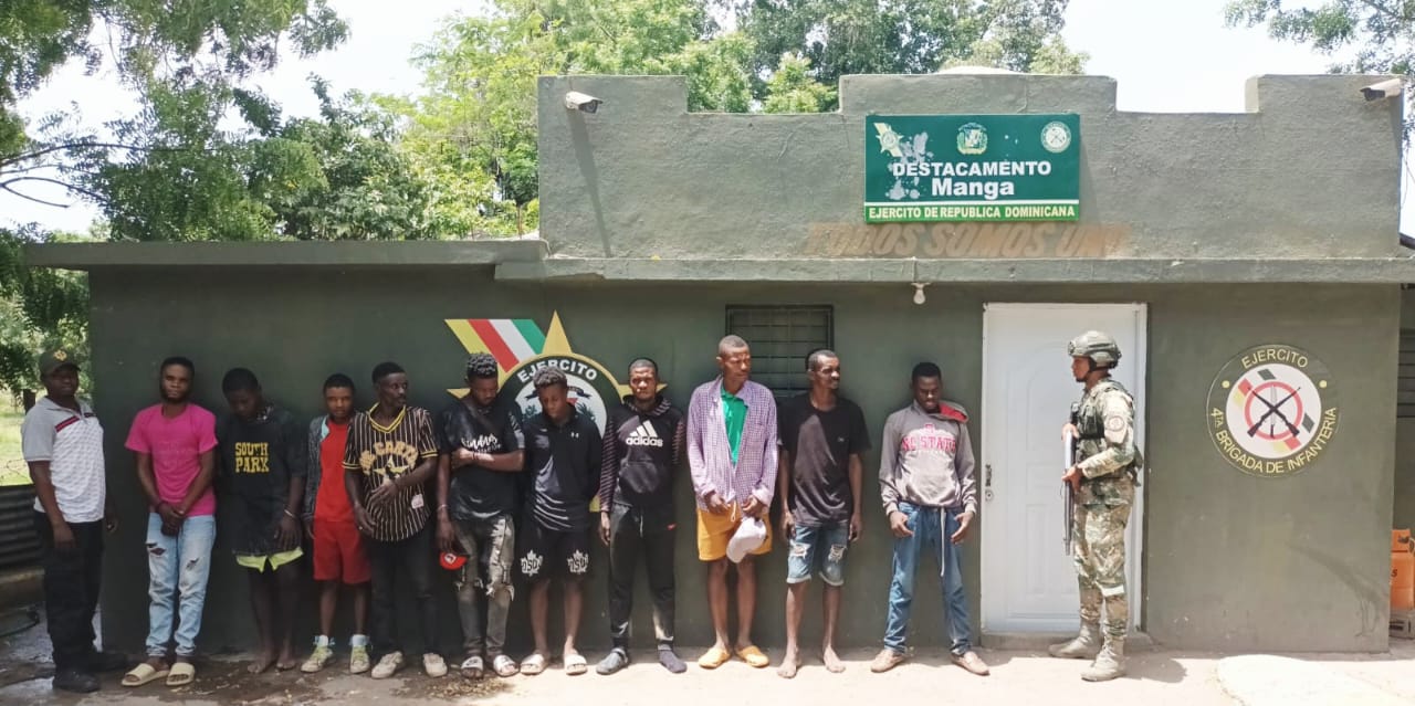 Another group of undocumented immigrants on motorcycles are detained in Montecristi and Dajabón | De Último Minuto English