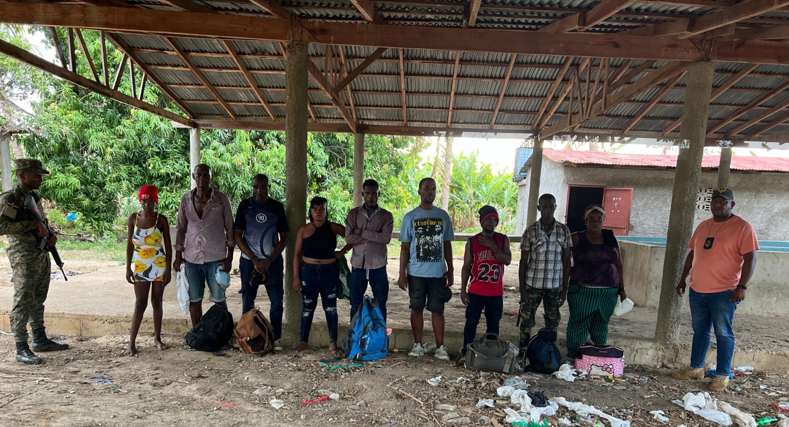 Group of undocumented immigrants found hidden in a banana washing facility in Montecristi | De Último Minuto English