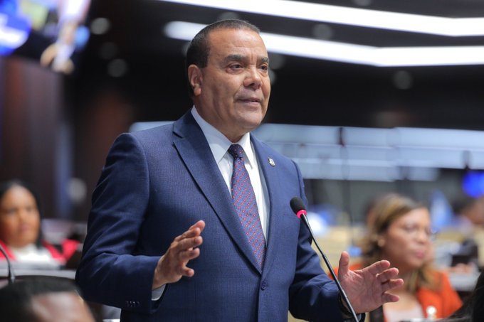 Representative Alcibíades Tavárez denounces abandonment of hospitals in San Pedro de Macorís | De Último Minuto English