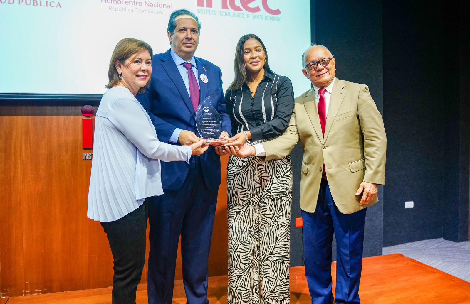 Alofoke Media Group receives recognition for its work in favor of blood donation in the DR | De Último Minuto English