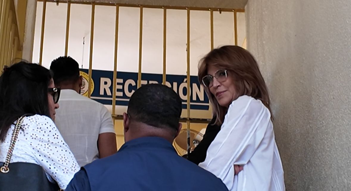 Antonio Espaillat's wife and daughter arrive at the Ciudad Nueva Courthouse | De Último Minuto English