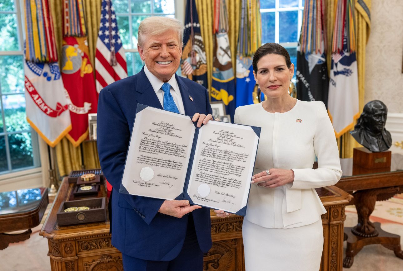Dominican Ambassador Presents Credentials to President Donald Trump | De Último Minuto English