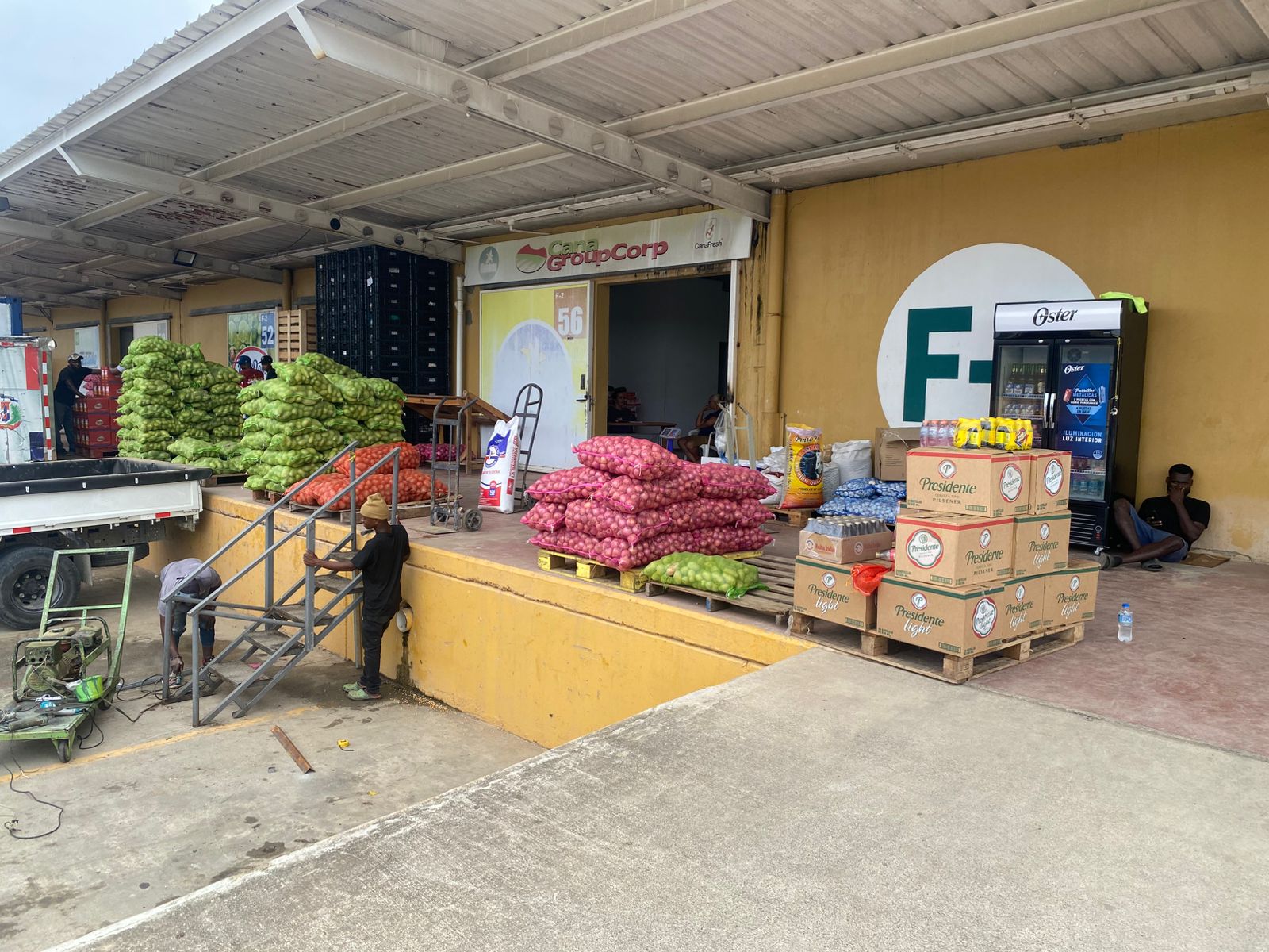 Slow recovery and uncertainty after fire at Merca Santo Domingo | De Último Minuto English