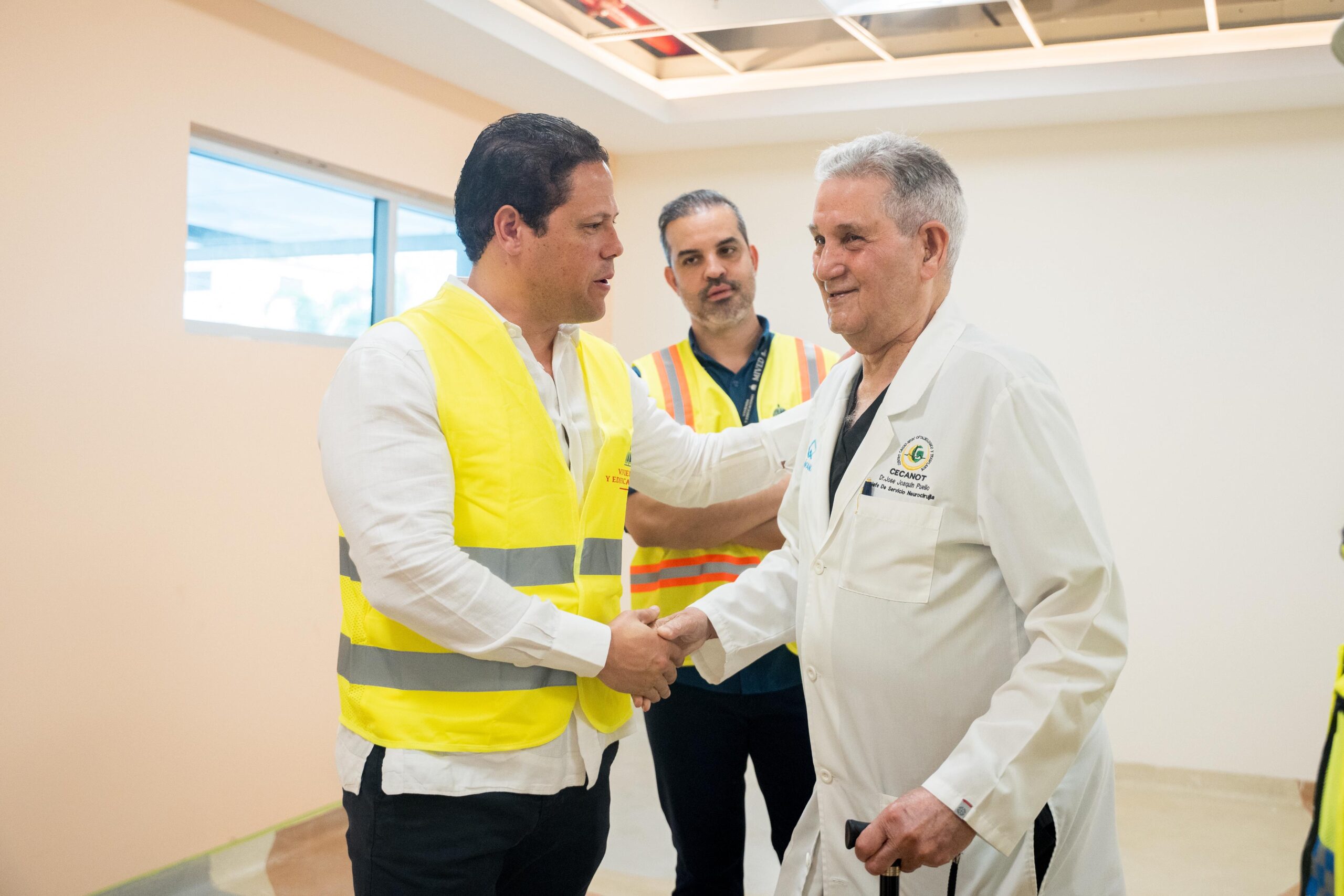 Minister Bonilla oversees progress of modern clinical-surgical building in the Health City | De Último Minuto English