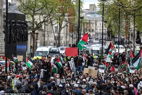 Tens of thousands of people march through the streets of London in a pro-Palestinian march | De Último Minuto English