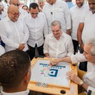 Abinader delivers more than 1,600 property titles in La Romana | De Último Minuto English
