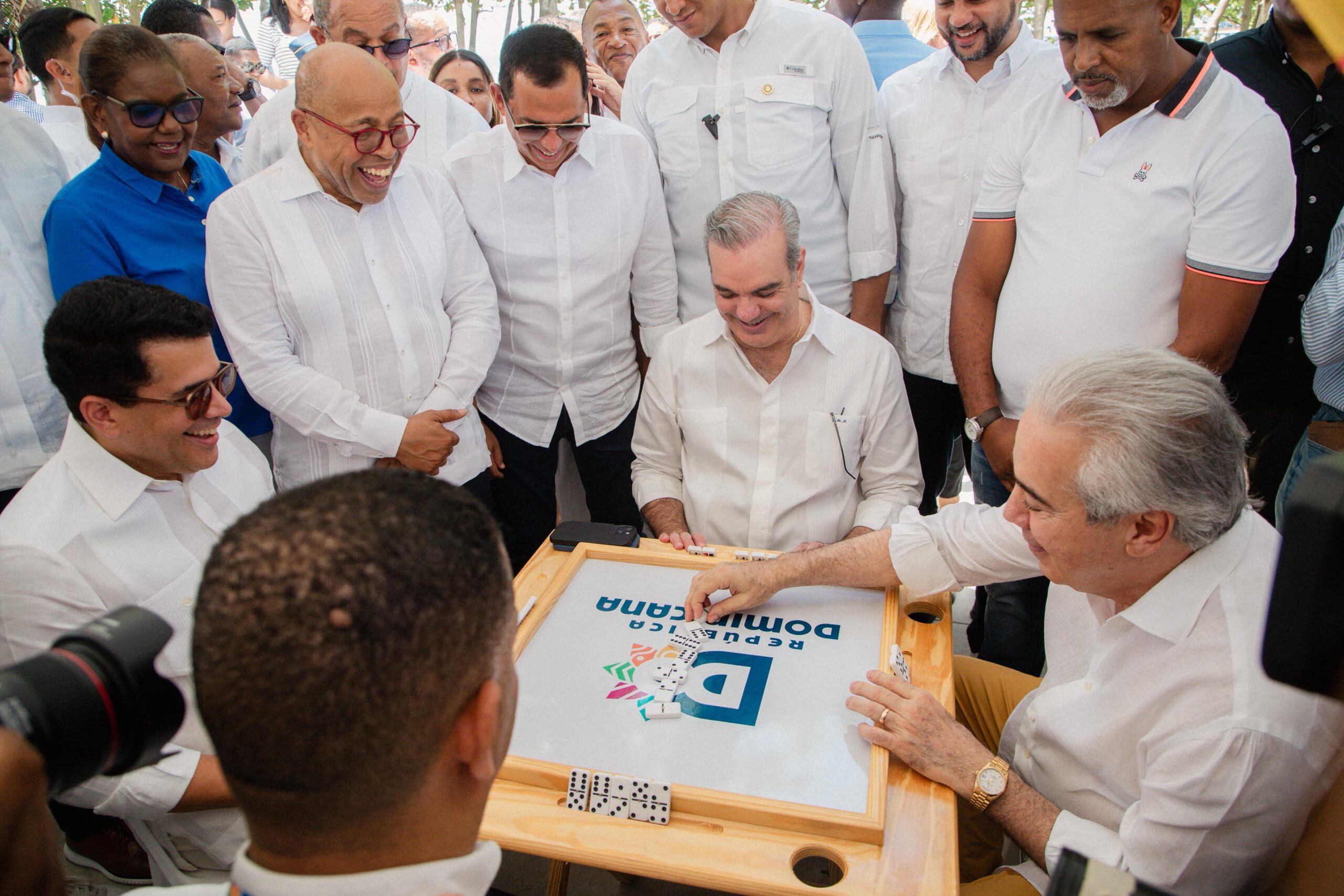 Abinader delivers more than 1,600 property titles in La Romana | De Último Minuto English