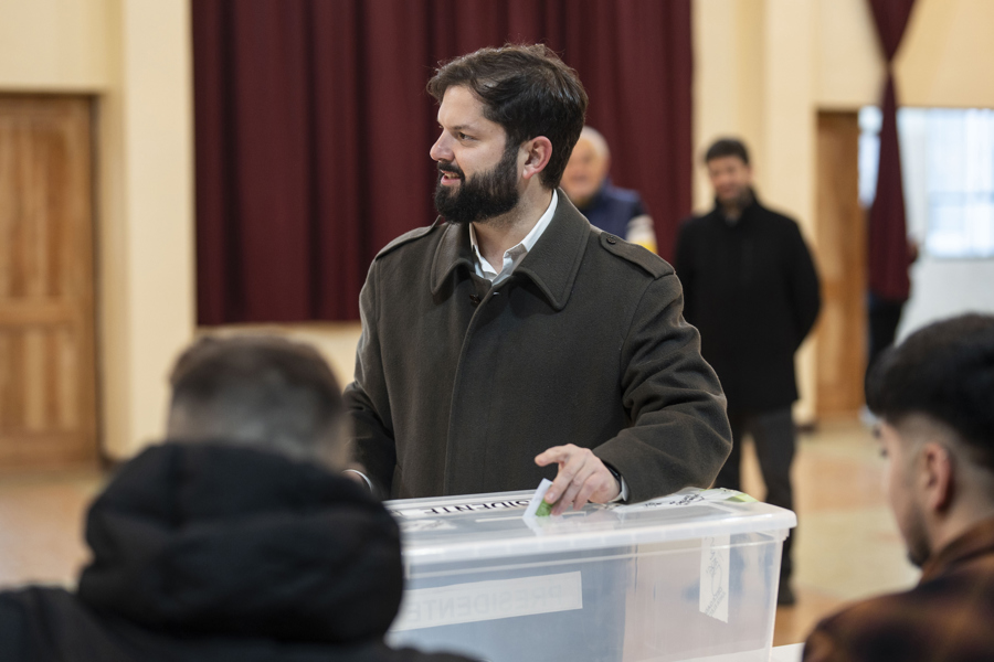 Boric congratulates Jara and asks the left to get "to work" to win the presidency | De Último Minuto English