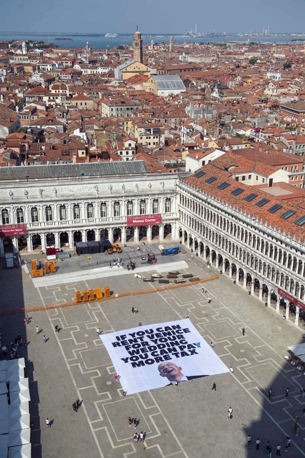 Another huge banner against Bezos in the center of Venice a few days before his wedding | De Último Minuto English