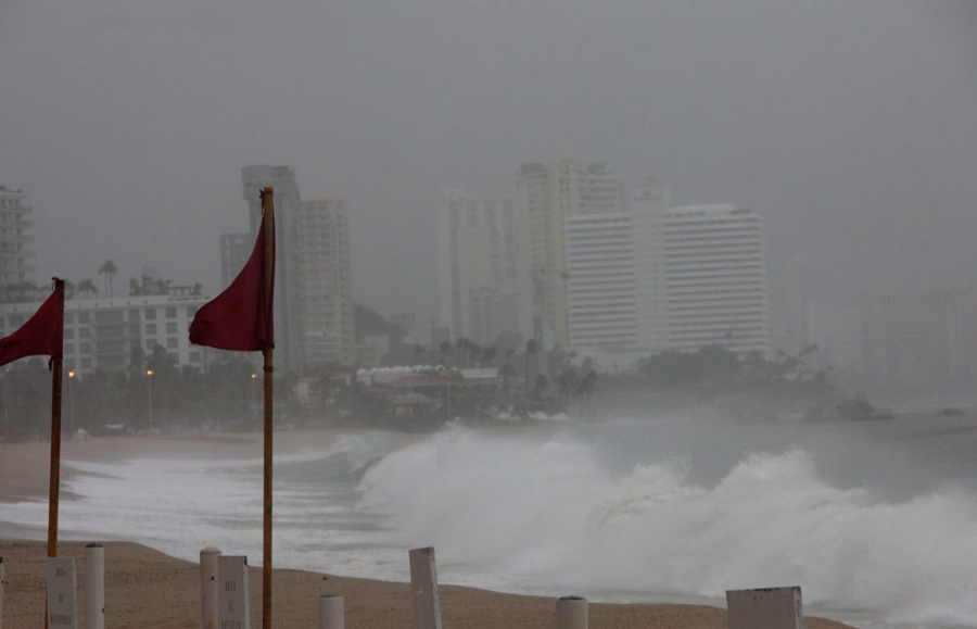 Storm Erick becomes a Category 1 hurricane on its path to southern Mexico | De Último Minuto English