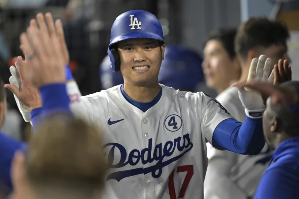 Dave Roberts and his wife give a toy Porsche to Shohei Ohtani's daughter | De Último Minuto English