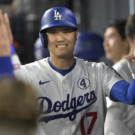 Dave Roberts and his wife give a toy Porsche to Shohei Ohtani's daughter | De Último Minuto English