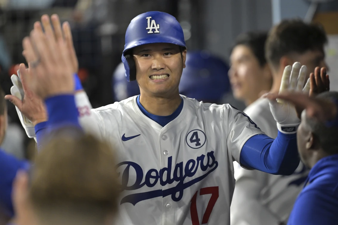 Dave Roberts and his wife give a toy Porsche to Shohei Ohtani's daughter | De Último Minuto English