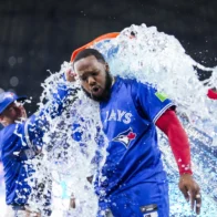Guerrero Jr. sparks comeback with key hit as Blue Jays defeat Yankees 5-4 | De Último Minuto English