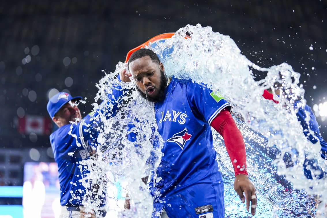 Guerrero Jr. sparks comeback with key hit as Blue Jays defeat Yankees 5-4 | De Último Minuto English