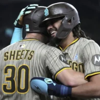 Tatis Jr. shines with four hits as Padres defeat Diamondbacks 8-2 to break losing streak | De Último Minuto English