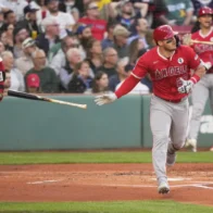 Mike Trout leads Angels' victory over Red Sox with 454-foot home run | De Último Minuto English