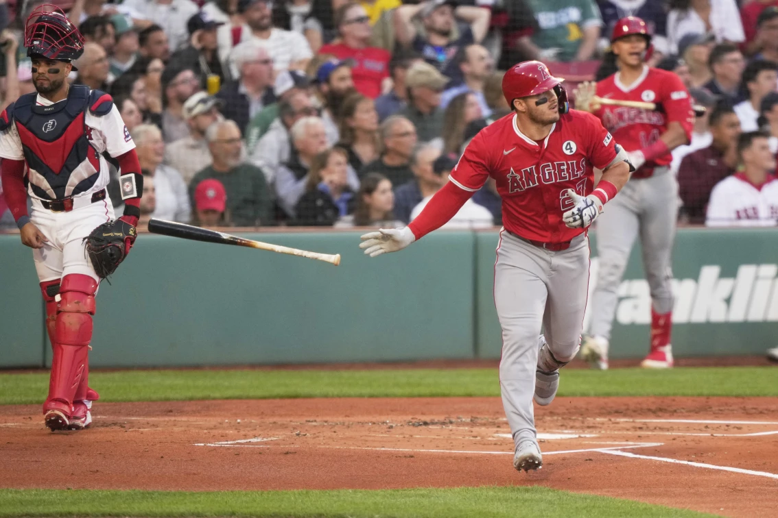 Mike Trout leads Angels' victory over Red Sox with 454-foot home run | De Último Minuto English