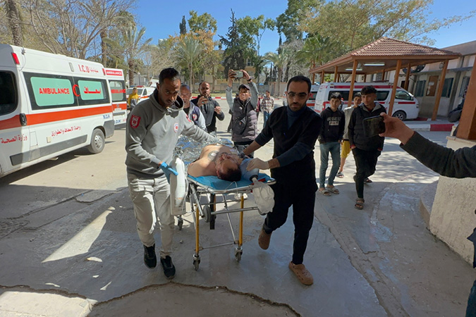 Israel kills 18 Gazans, including 11 near militarized aid delivery points | De Último Minuto English