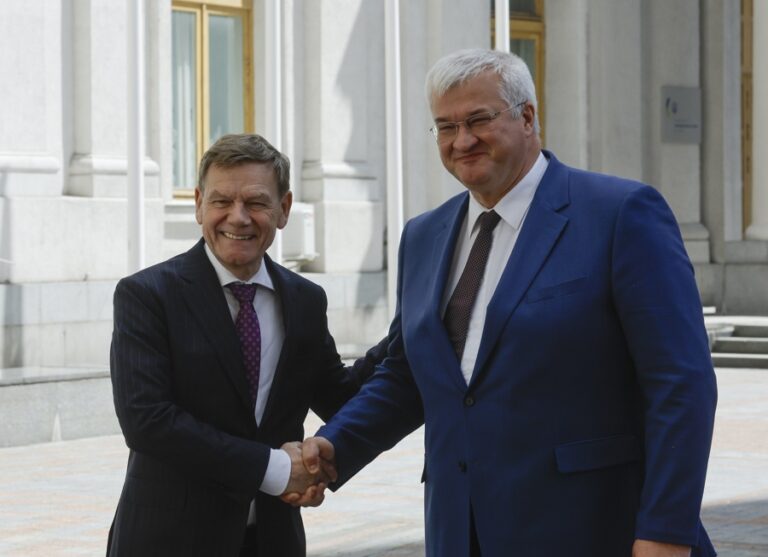 German Foreign Minister urges in visit to Kyiv to continue pressuring Russia | De Último Minuto English