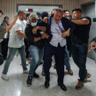 New York City Comptroller and mayoral candidate Brad Lander is arrested in front of immigration court | De Último Minuto English