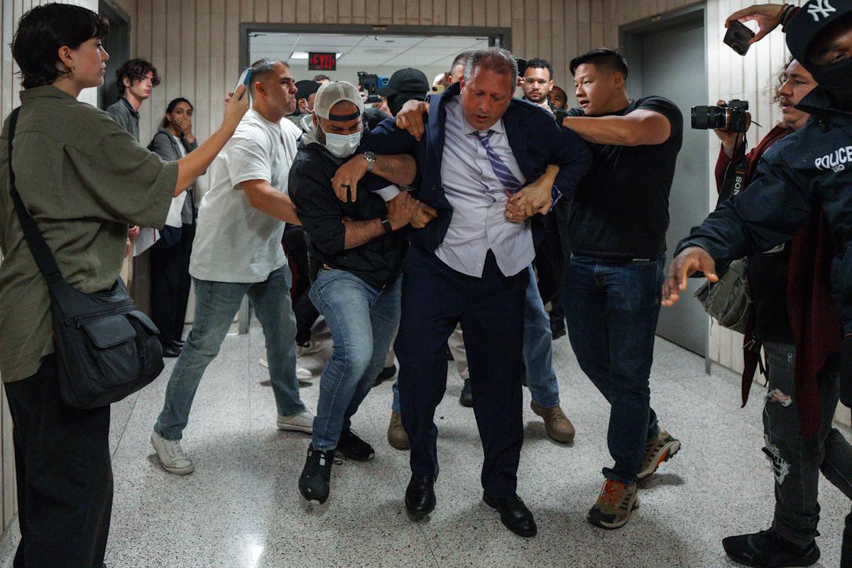 New York City Comptroller and mayoral candidate Brad Lander is arrested in front of immigration court | De Último Minuto English