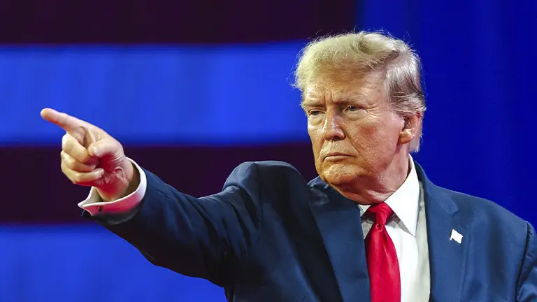 Donald Trump launches Trump Mobile | De Último Minuto English