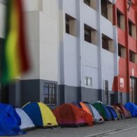 Bolivians sleep in front of the stadium to buy tickets a month before the match with Brazil | De Último Minuto English