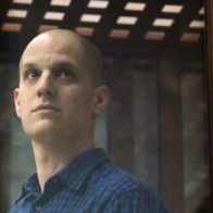 Russia sentences a photographer to 16 years for giving a book to a US journalist. | De Último Minuto English