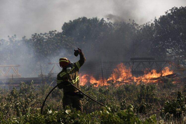 A new fire near Athens forces the evacuation of three towns to be ordered | De Último Minuto English