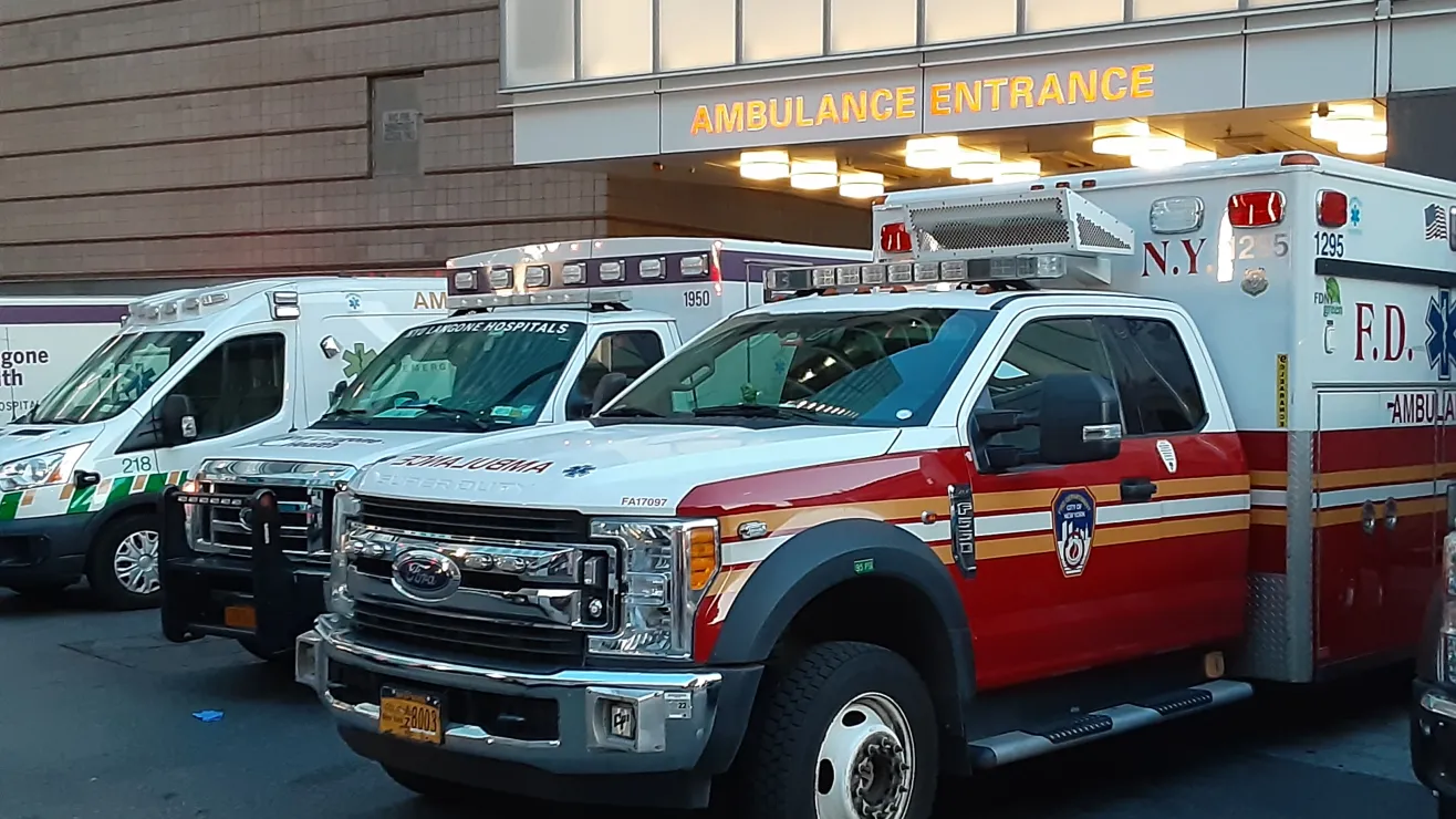 Motorcyclist dies after being struck in Queens; driver flees the scene | De Último Minuto English
