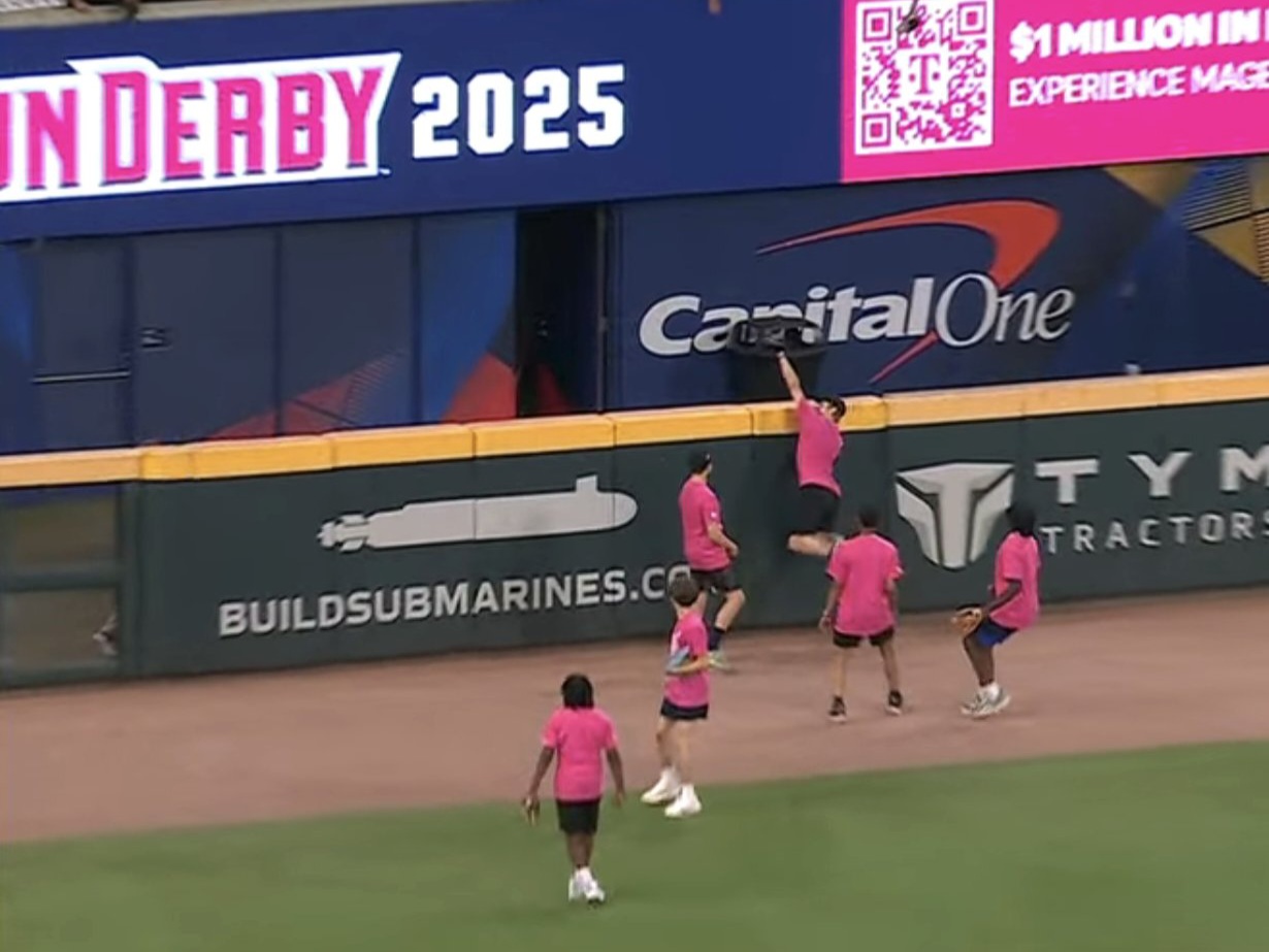 A ball boy "steals" a home run from Caminero in the 2025 Derby final | De Último Minuto English