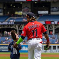 José Ramírez's daughter throws the first pitch on Family Day in Cleveland | De Último Minuto English