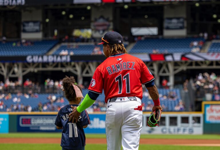 José Ramírez's daughter throws the first pitch on Family Day in Cleveland | 2 | José Ramírez's daughter throws the first pitch on Family Day in Cleveland | De Último Minuto English